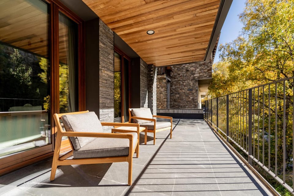 Luxurious Mountain Gem Enjoy Nature l Gym Sauna Pool l 1 MINUTE WALK TO SLOPES l by BonesVacances Apartment in El Tarter