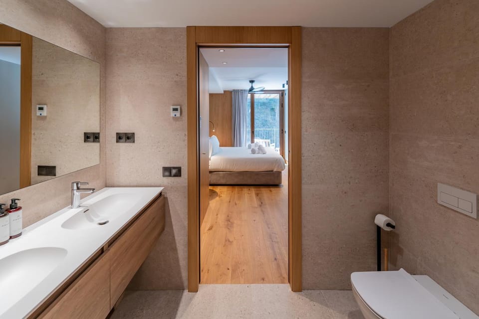 Luxurious Mountain Gem Enjoy Nature l Gym Sauna Pool l 1 MINUTE WALK TO SLOPES l by BonesVacances Apartment in El Tarter