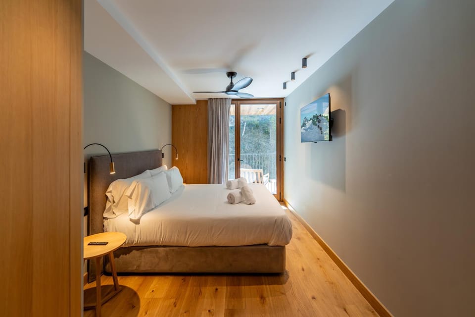Luxurious Mountain Gem Enjoy Nature l Gym Sauna Pool l 1 MINUTE WALK TO SLOPES l by BonesVacances Apartment in El Tarter