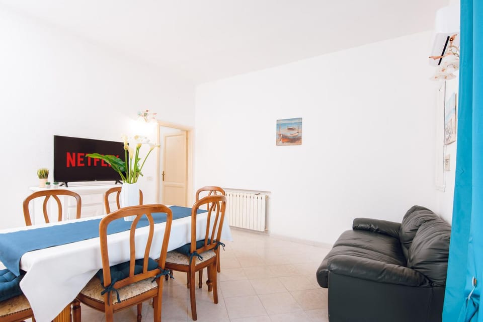 Communal lounge/ TV room, TV and multimedia, Living room, Seating area, Dining area, Evening entertainment