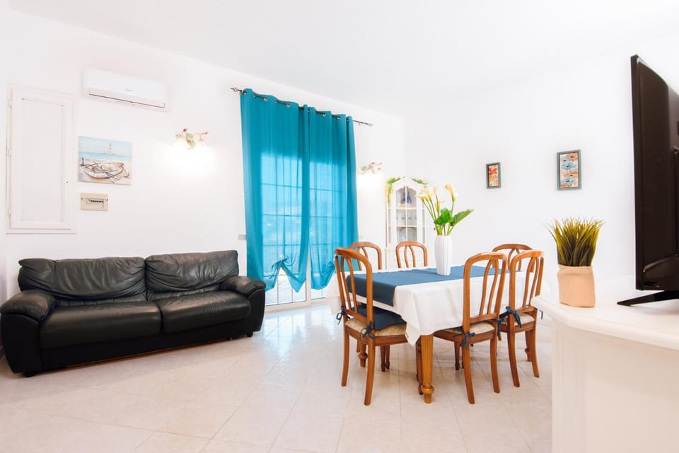 Communal lounge/ TV room, TV and multimedia, Living room, Seating area, Dining area, Evening entertainment, air conditioner