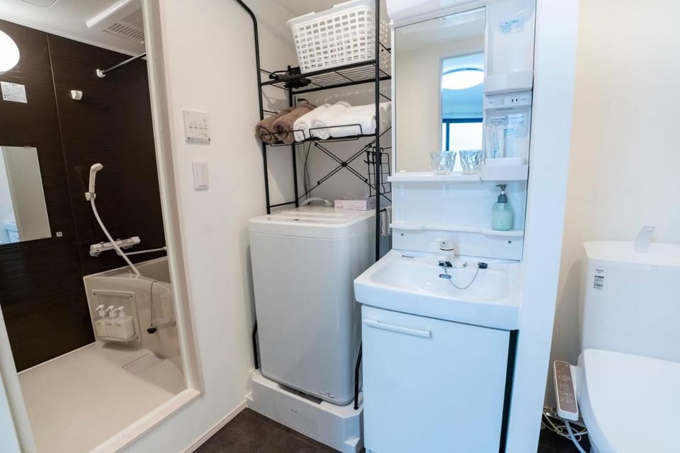Shower, Toilet, Bathroom, Bath, towels, washing machine