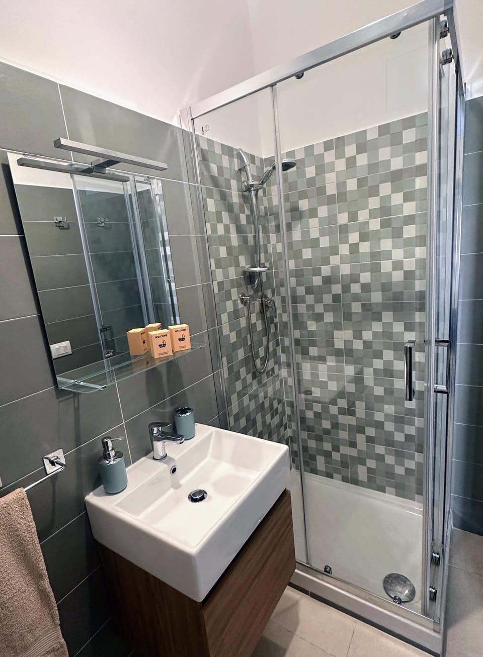 Shower, Bathroom, towels