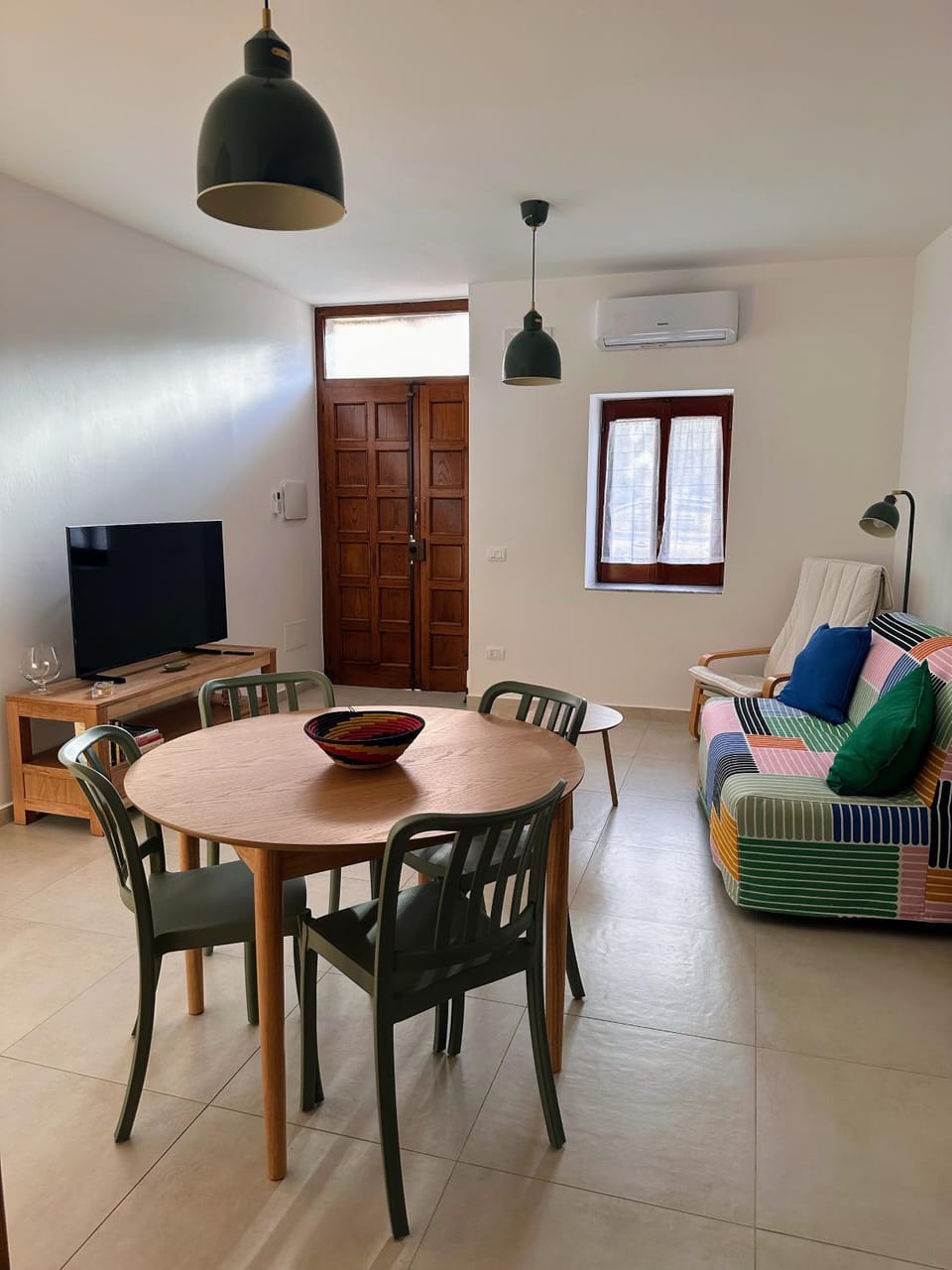 Communal lounge/ TV room, Living room, Dining area, air conditioner