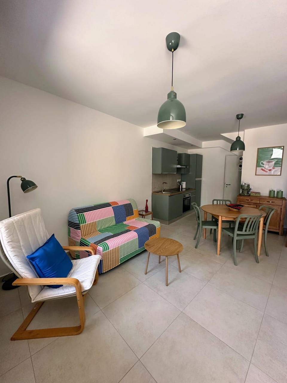 TV and multimedia, Kitchen or kitchenette, Living room, Seating area, Dining area