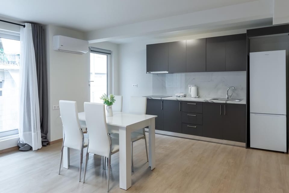 Kitchen or kitchenette, Dining area