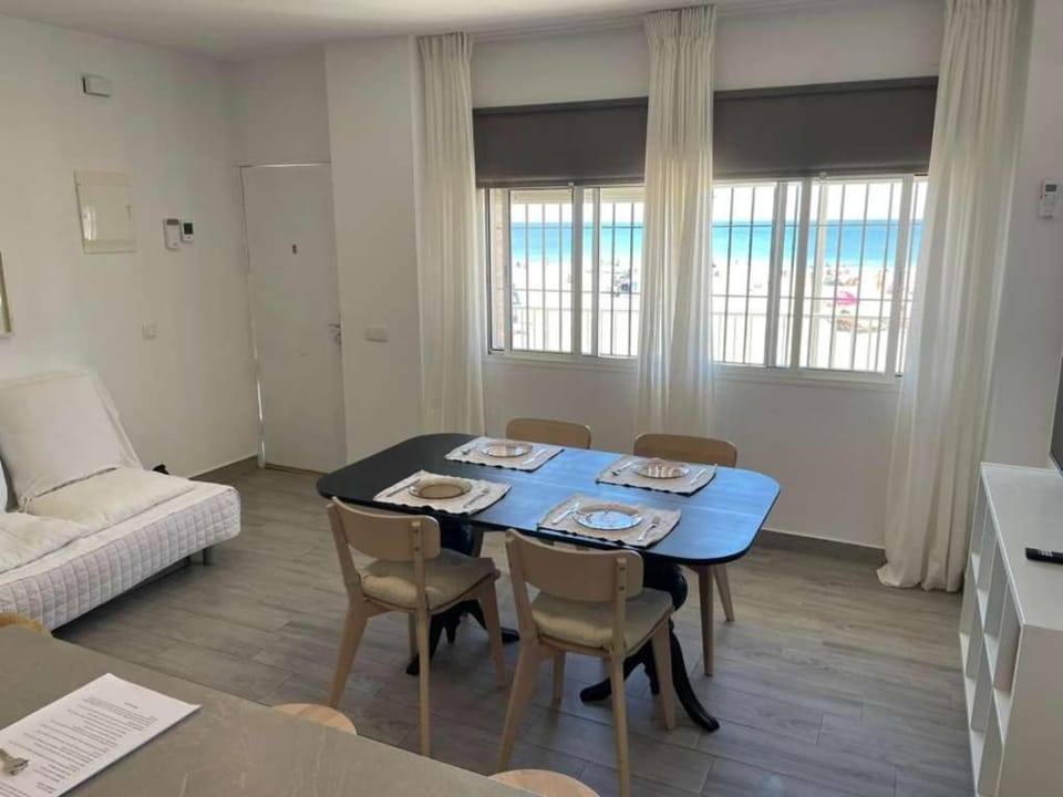 Communal lounge/ TV room, Kitchen or kitchenette, Dining area, Sea view