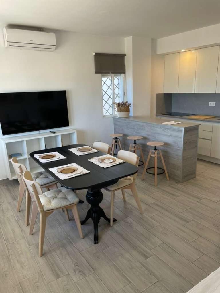 Kitchen or kitchenette, Lounge or bar, Dining area