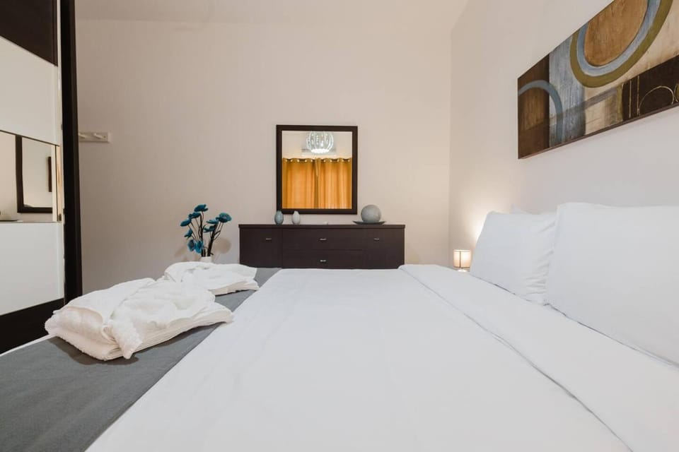 CENTRAL Bugibba Square 3BED apartment by Homely! Apartment in Saint Paul's Bay