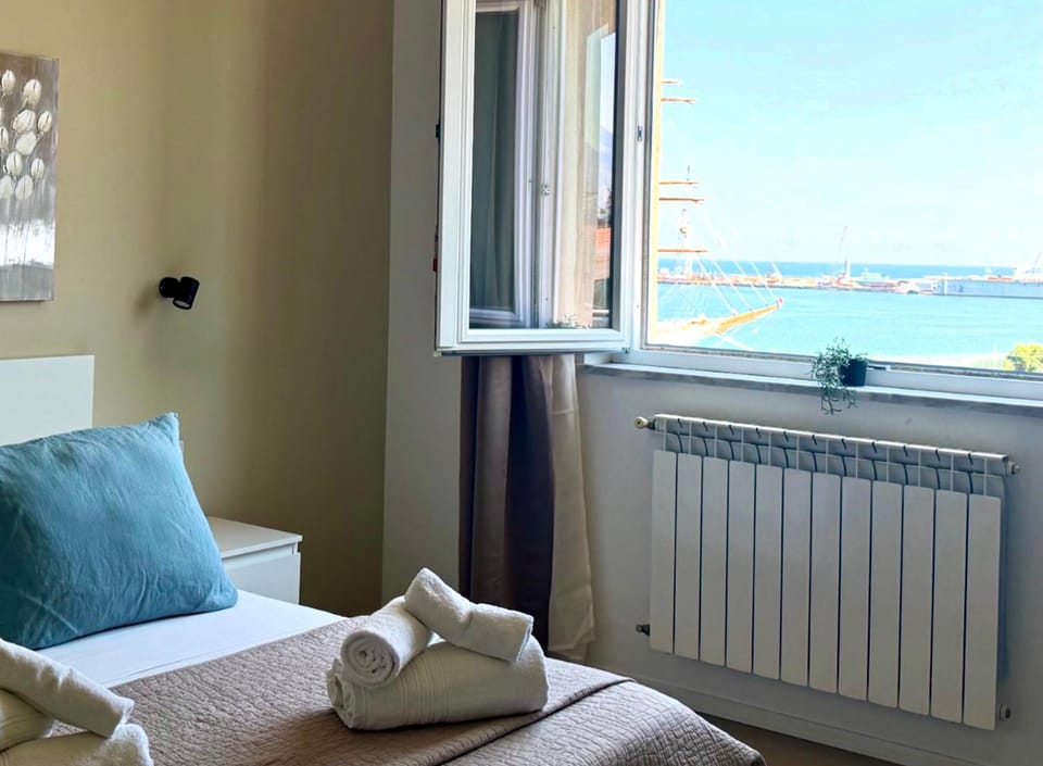 Bed, Photo of the whole room, Sea view