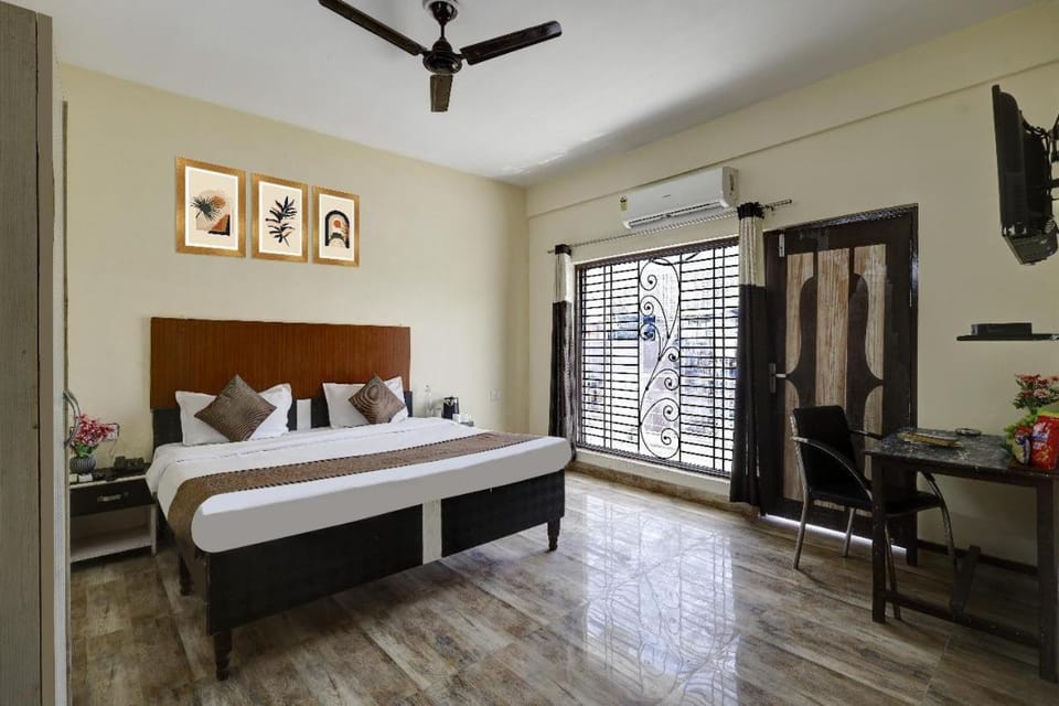 Bed, Photo of the whole room, Bedroom, fireplace, air conditioner