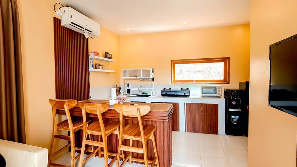 TV and multimedia, Kitchen or kitchenette, Dining area, oven, stove, air conditioner