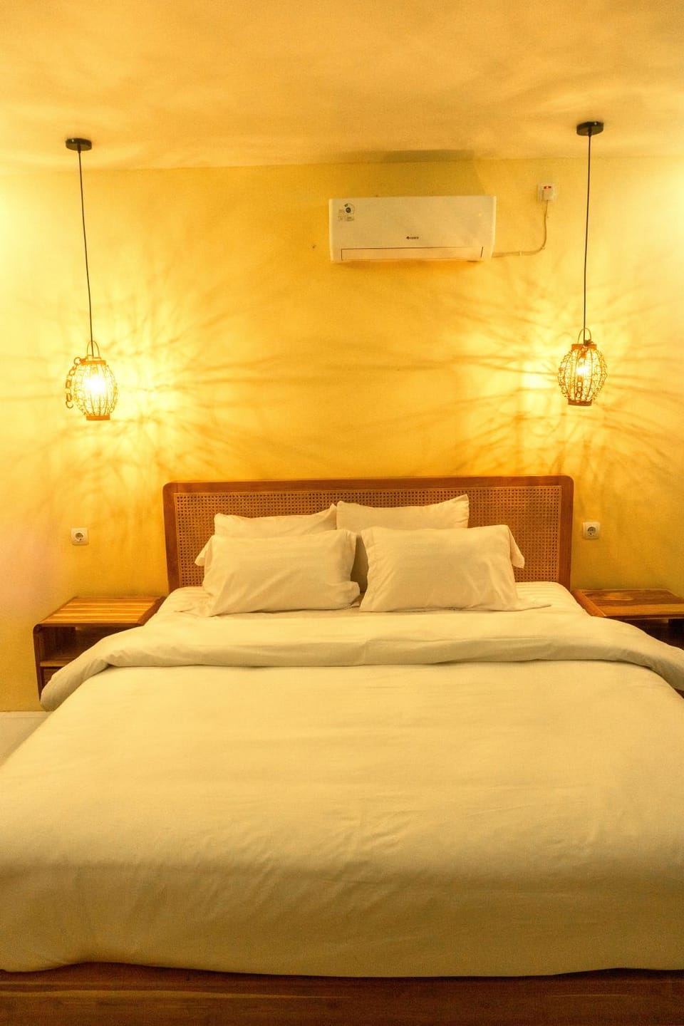 Bed, Photo of the whole room, Bedroom, air conditioner