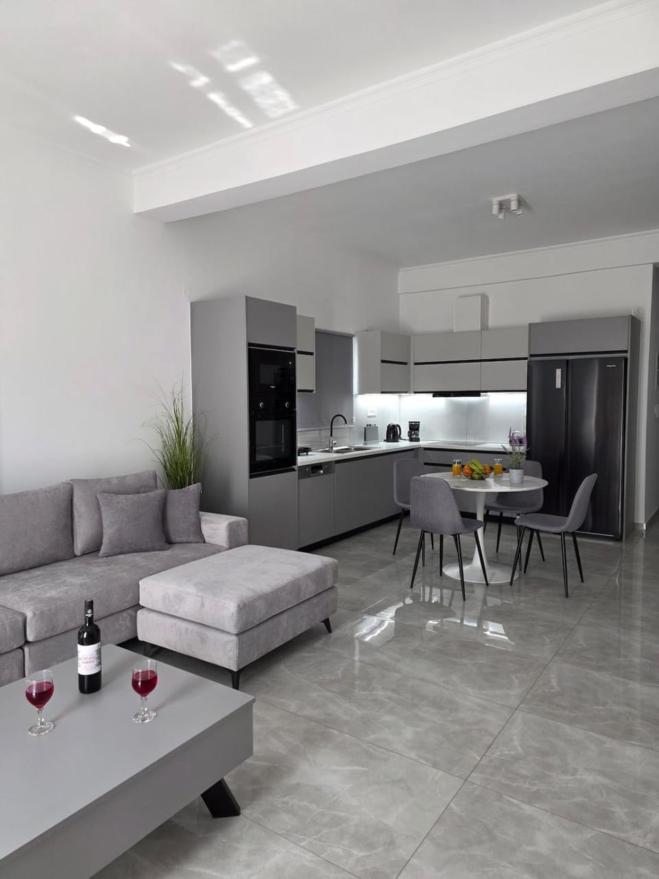 Kitchen or kitchenette, Living room, Seating area, Dining area, stove