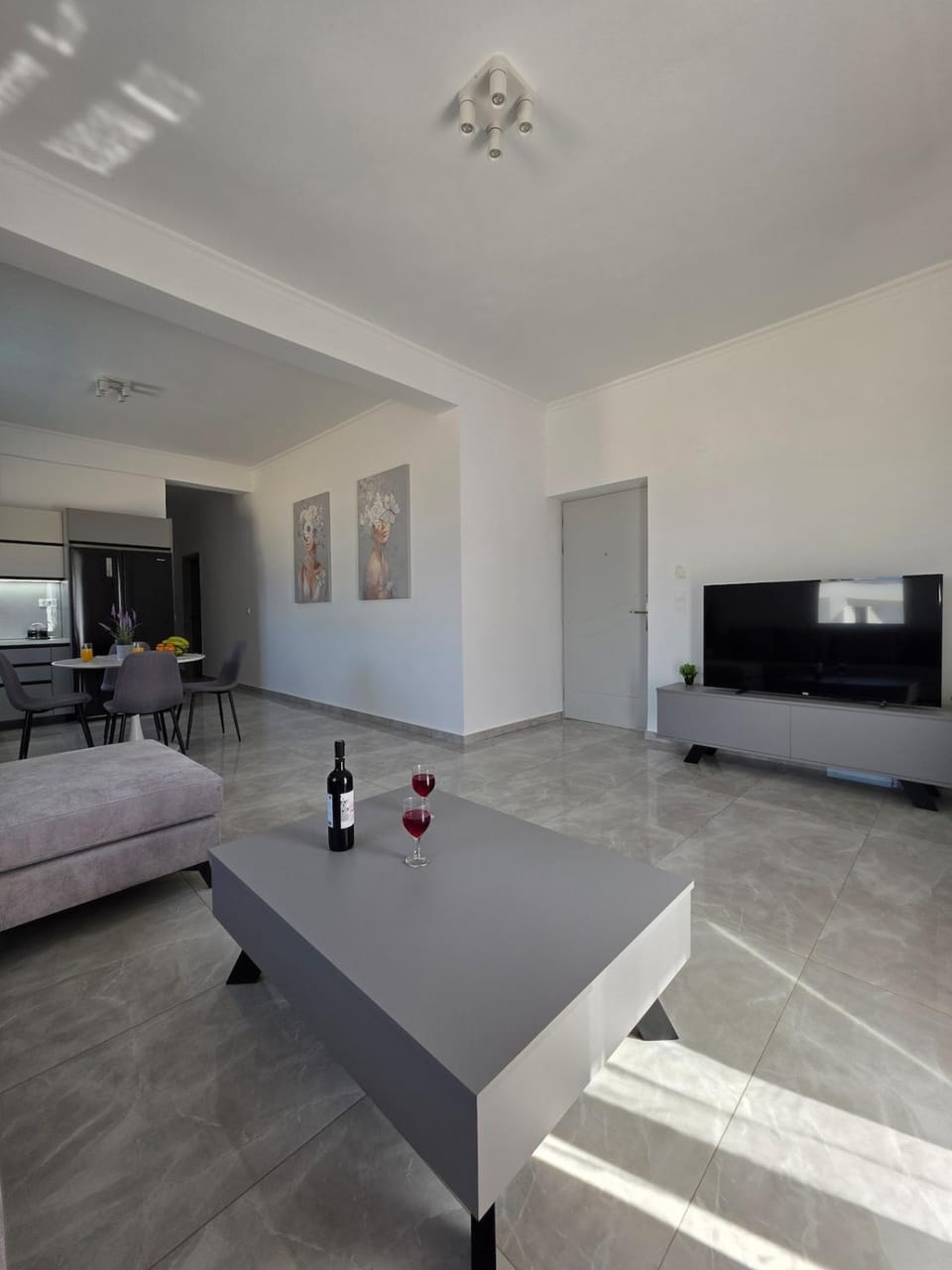 TV and multimedia, Living room, Seating area, Dining area