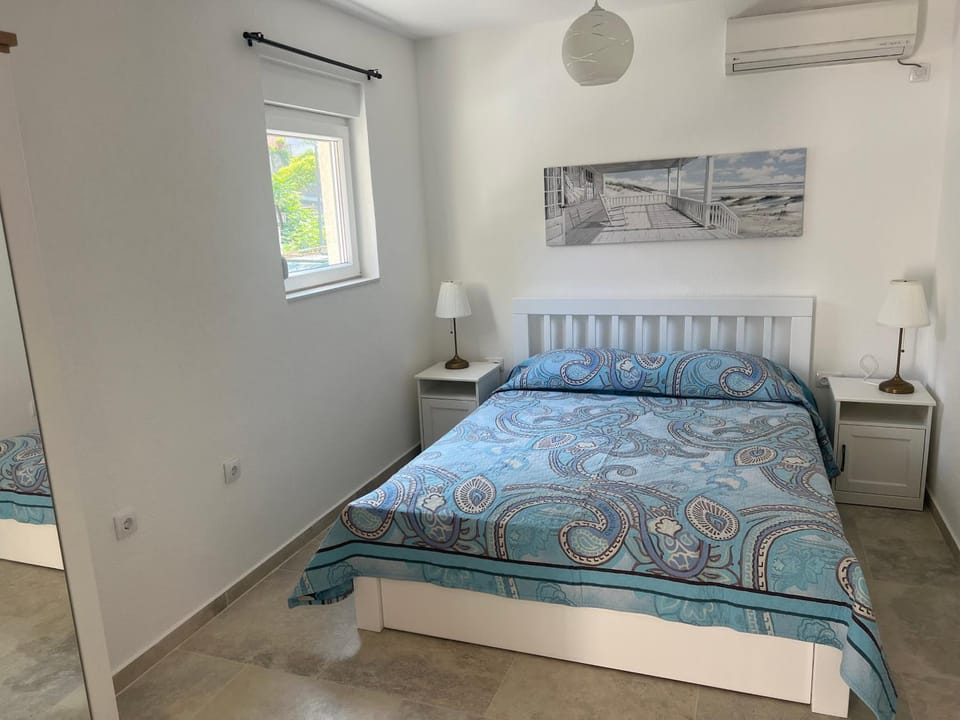 Bed, Photo of the whole room, Bedroom, air conditioner