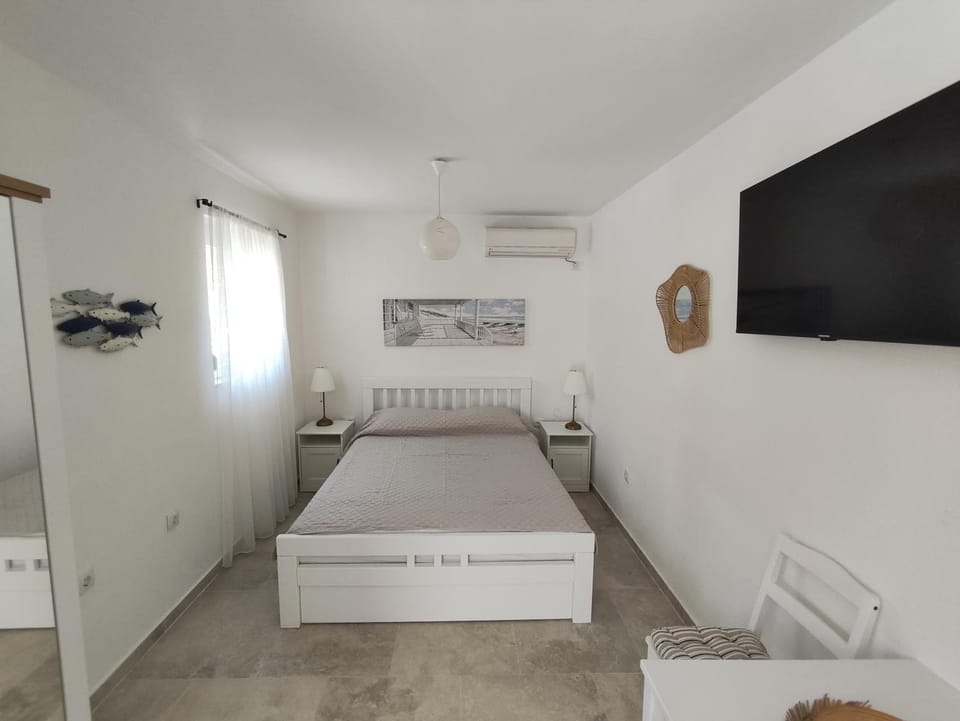 Bed, Photo of the whole room, Bedroom, air conditioner