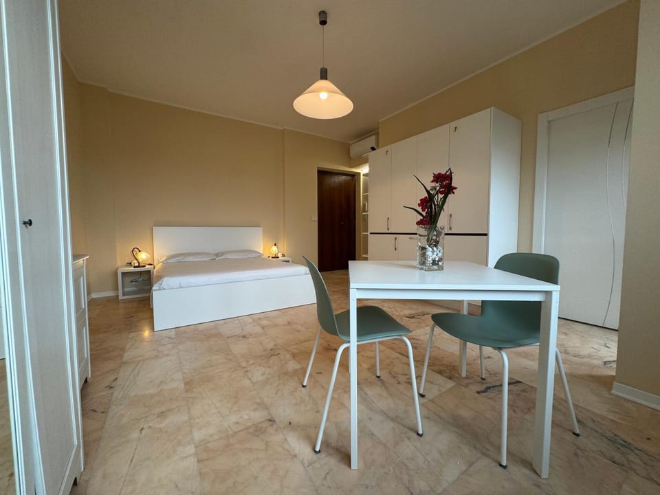Bed, Living room, Photo of the whole room, Dining area, Bedroom