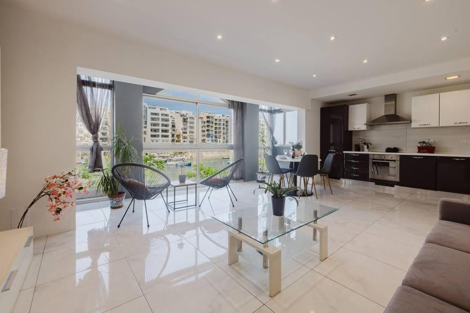 St Julians centre 3BED with views! by Homely Apartment in Saint Julians