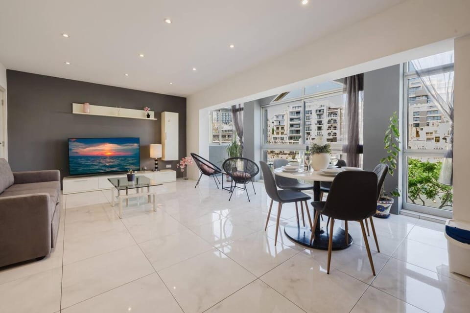 St Julians centre 3BED with views! by Homely Apartment in Saint Julians