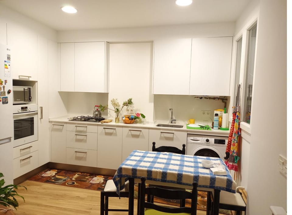 Kitchen or kitchenette, Dining area, oven, stove, toaster