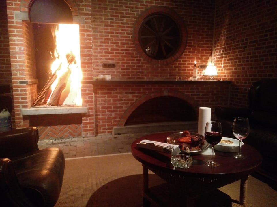 BBQ facilities, Food and drinks, Seating area, Drinks, fireplace