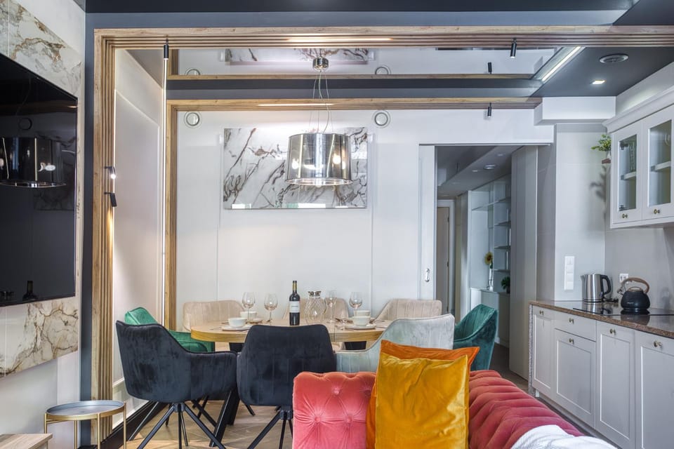 Kitchen or kitchenette, Living room, Seating area, Dining area