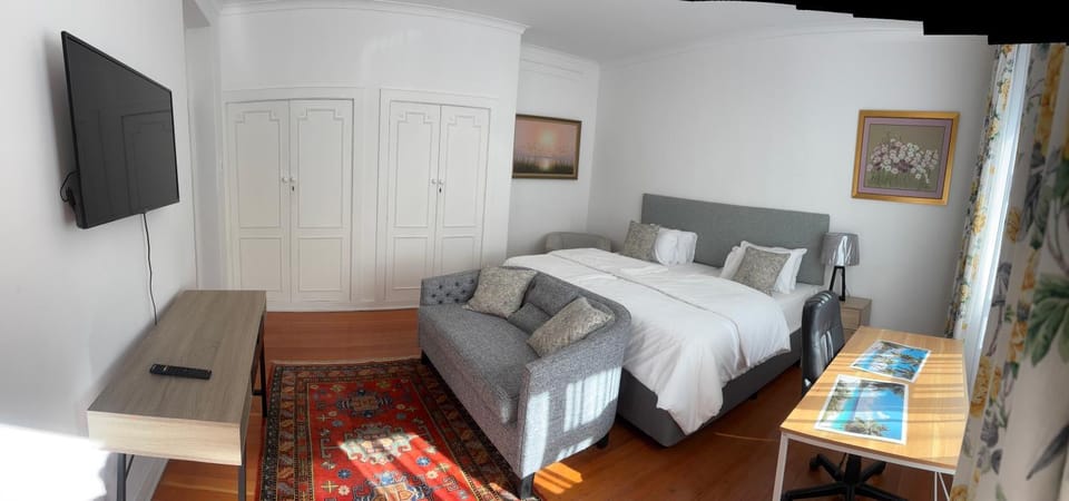 Bed, TV and multimedia, Photo of the whole room, Bedroom