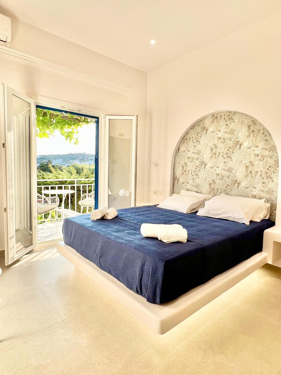Bed, View (from property/room), Balcony/Terrace, Photo of the whole room, towels, air conditioner