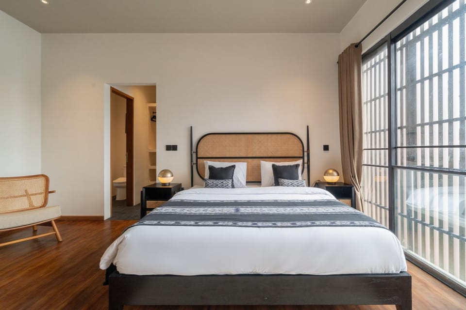 Bed, Seating area, Bedroom, air conditioner
