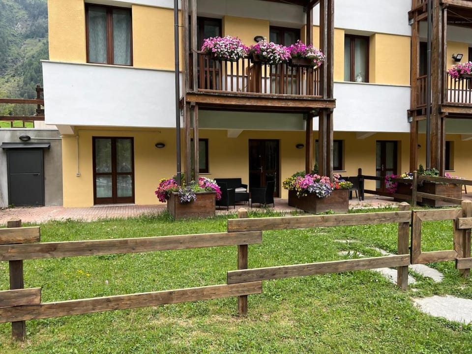 Property building, Spring, Garden, Garden, Garden view