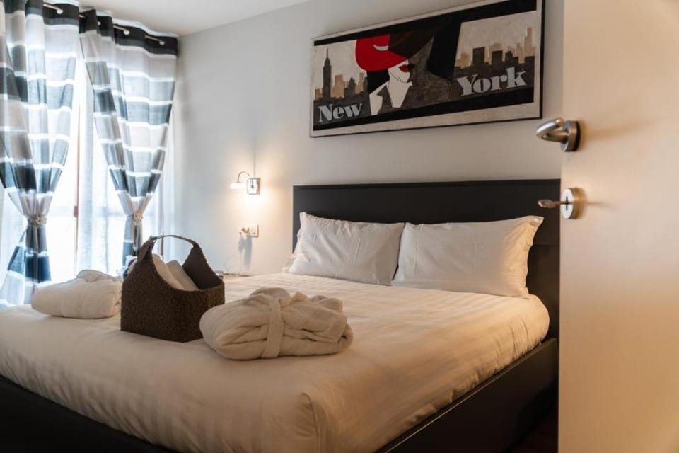 Bed, TV and multimedia, Photo of the whole room, Bedroom, towels