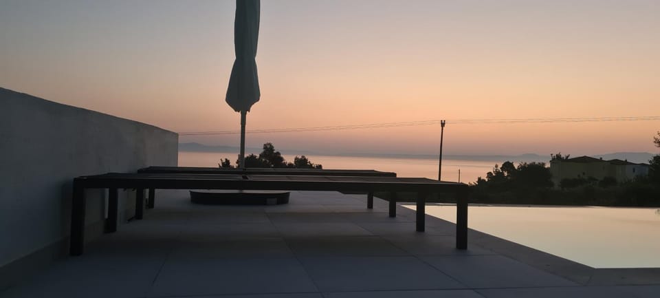 Patio, Natural landscape, View (from property/room), Balcony/Terrace, Pool view, Sea view, Swimming pool, Sunrise, Sunset, sunbed