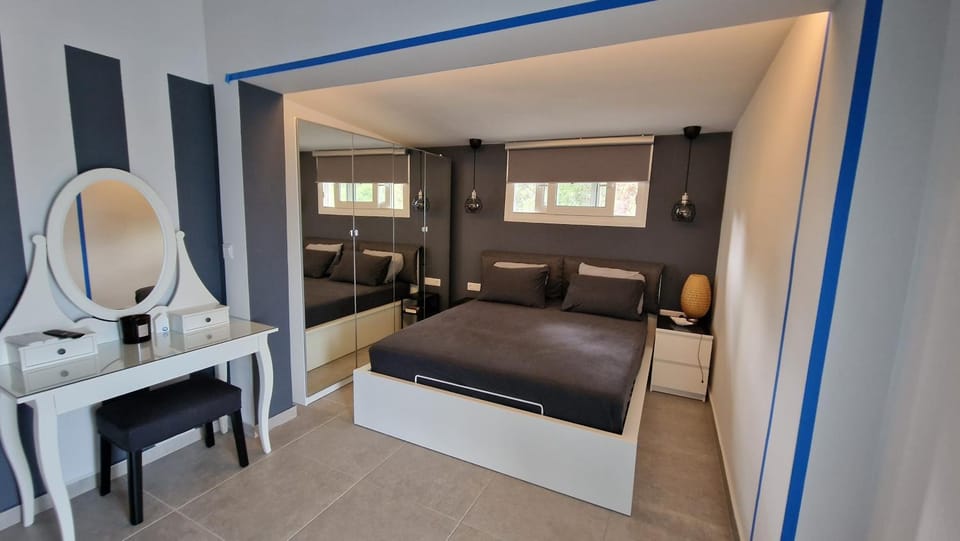 Bed, Photo of the whole room, Seating area, Bedroom