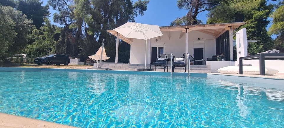 Property building, Patio, Day, Garden, Garden view, Pool view, Swimming pool, Swimming pool, sunbed