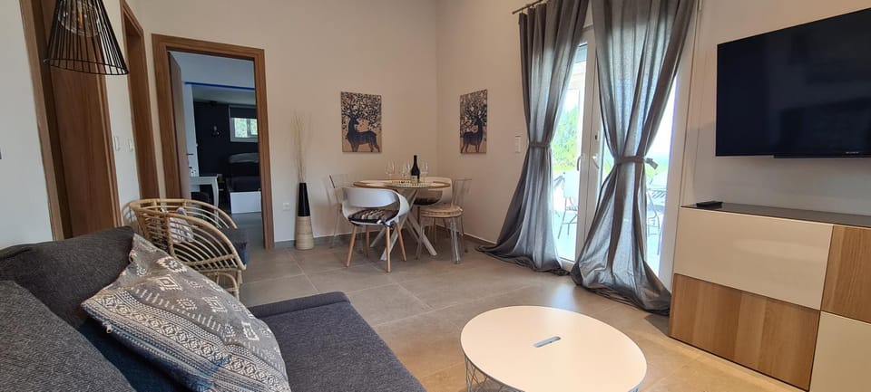 Communal lounge/ TV room, TV and multimedia, Living room, Seating area, Dining area