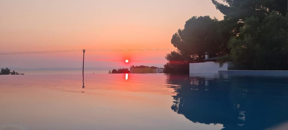 Nearby landmark, Day, Natural landscape, Lake view, Pool view, Sea view, Swimming pool, Swimming pool, Sunrise, Sunset