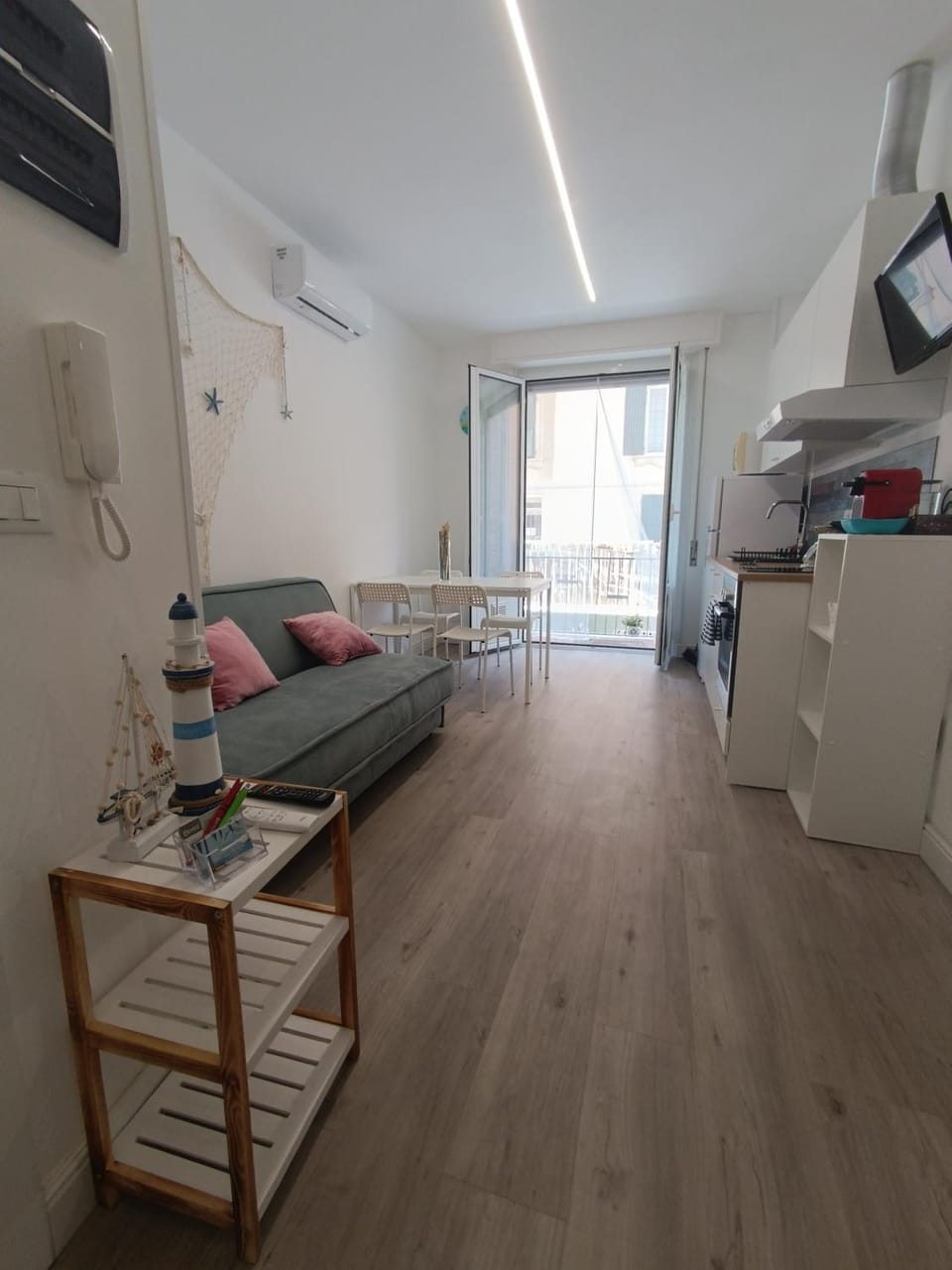 Kitchen or kitchenette, Living room, Seating area, Dining area, oven, pet friendly, stove, air conditioner