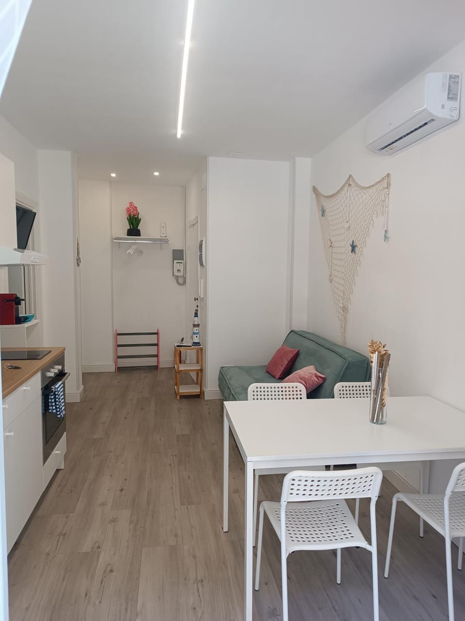 TV and multimedia, Kitchen or kitchenette, Living room, Seating area, Dining area, oven, pet friendly, air conditioner