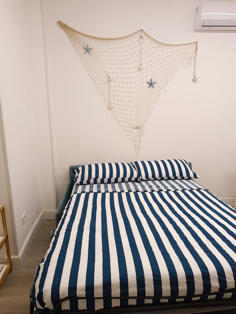 Bed, Living room