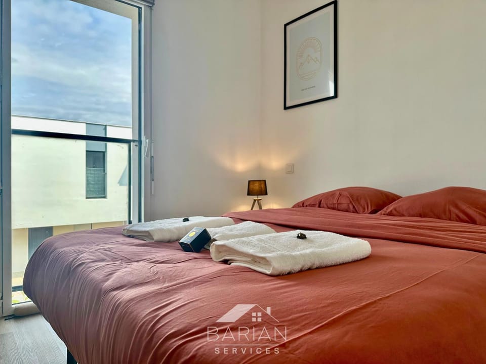 Bed, Photo of the whole room, Bedroom, towels