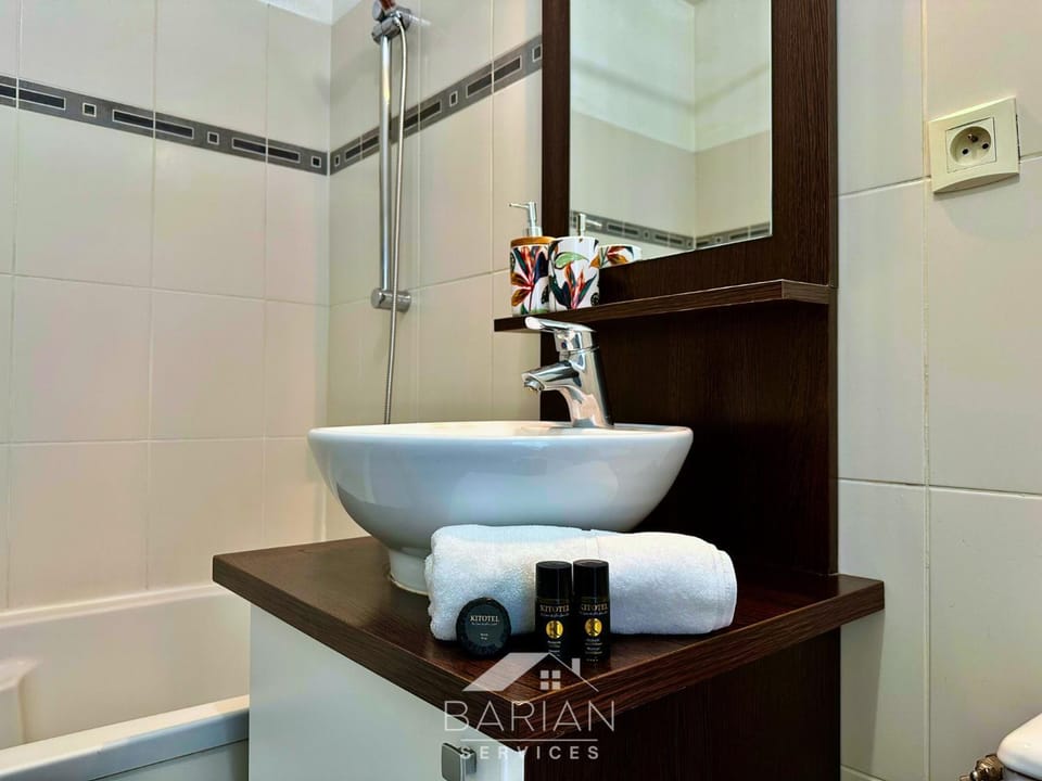 Toilet, Bathroom, towels