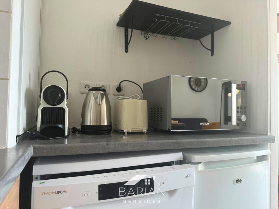 Coffee/tea facilities, Kitchen or kitchenette, stove, toaster