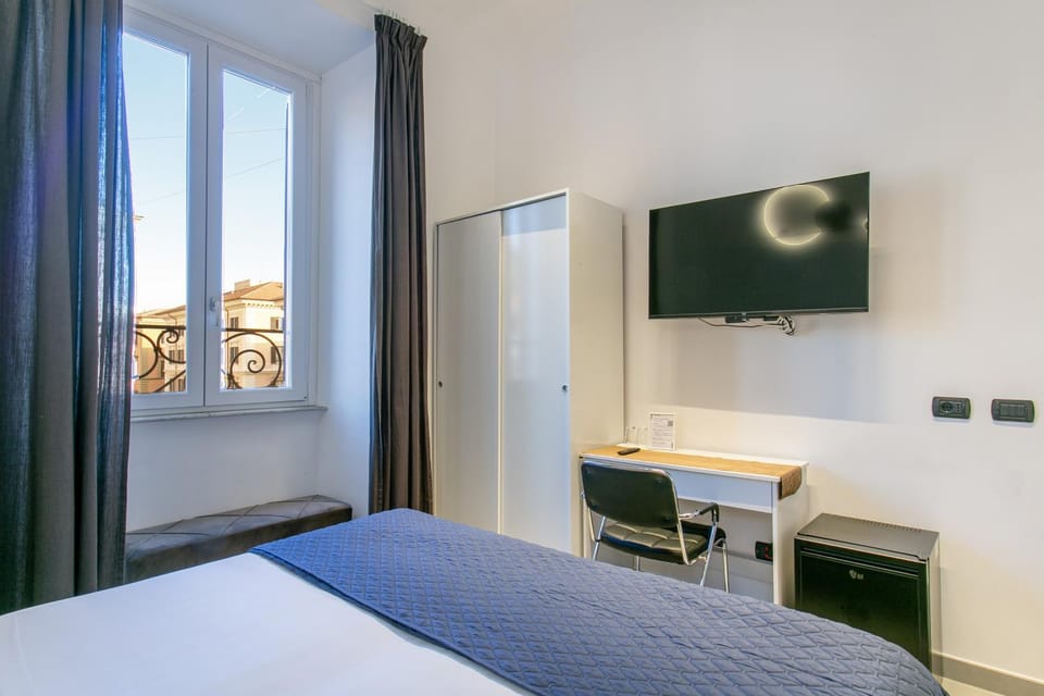 Bed, TV and multimedia, Bedroom, locker