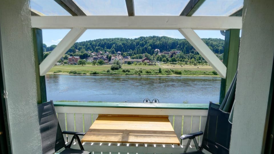 Balcony/Terrace, Mountain view, River view