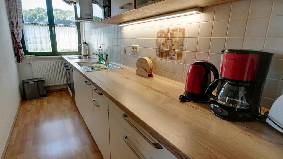 Coffee/tea facilities, Kitchen or kitchenette, stove, toaster
