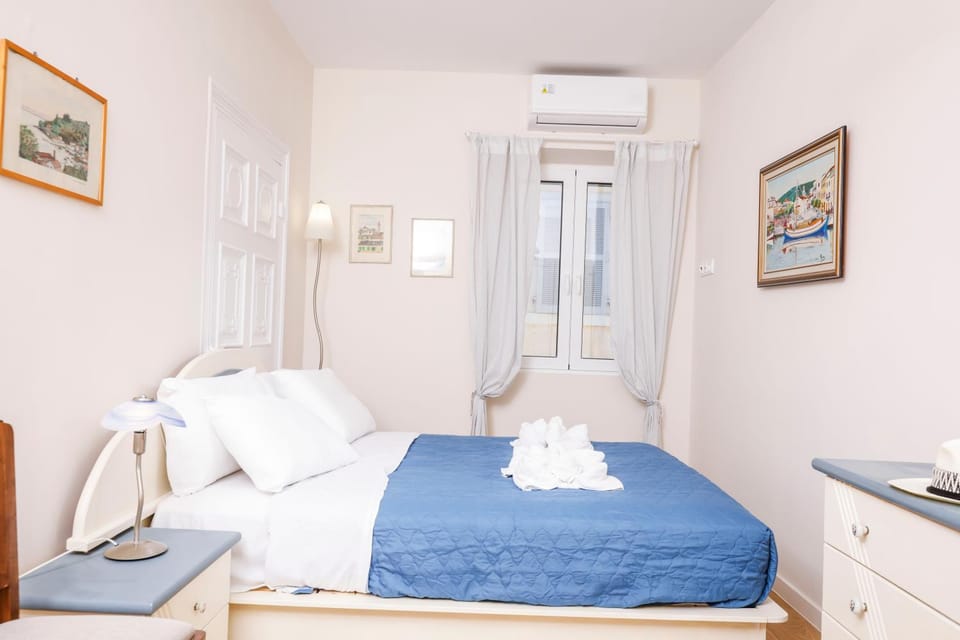 Bed, Bedroom, towels, air conditioner