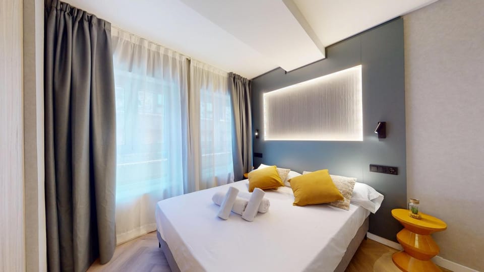 Bed, Photo of the whole room, towels