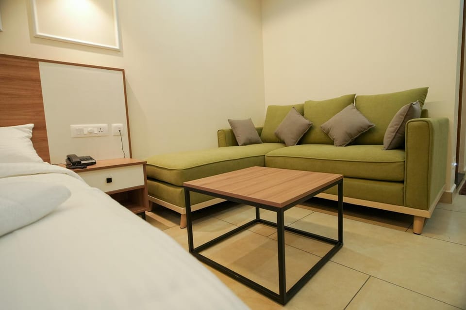 Bed, Photo of the whole room, Seating area, Bedroom