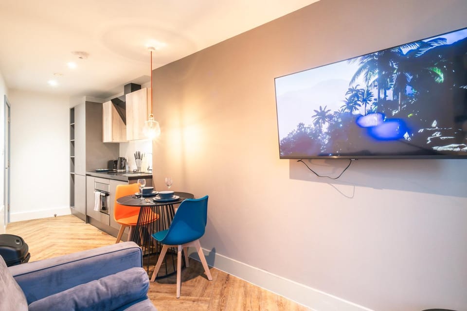Sleek 2BED Flat in Central Manchester w Security Apartment in Salford